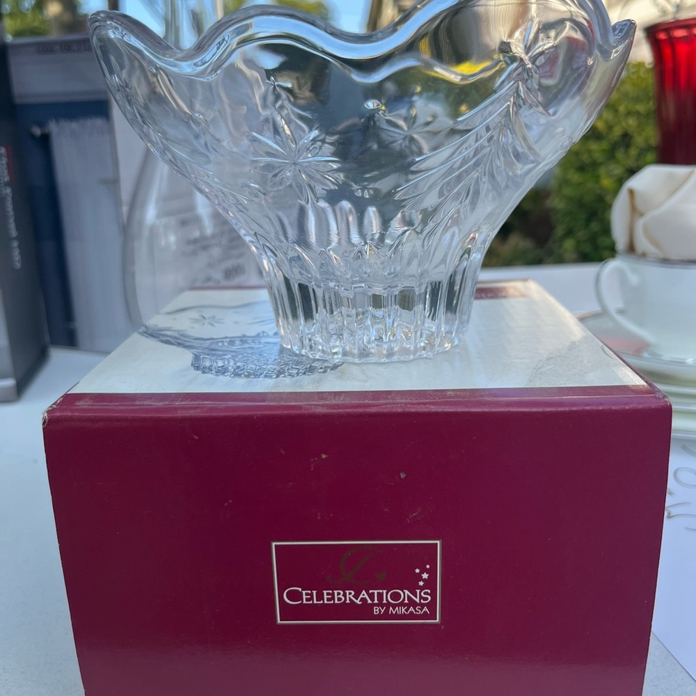Mikasa celebrations 6 inch footed Christmas bowl